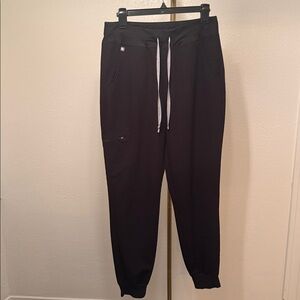 Technical collection 
Women’s Figs scrub joggers